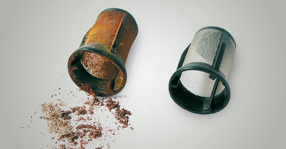 Left: Sieve filter clogged by rust. Right: New sieve filter | Pierburg | Motorservice