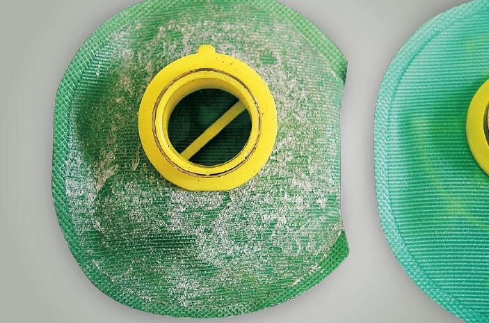 A sinistra: depositi di calcare sul filtro di una pompa intank; a destra: a confronto un filtro nuovo | Pierburg | Motorservice