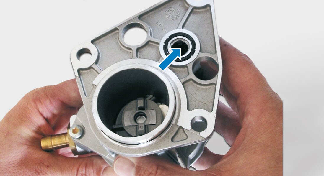 proper lubricating oil supply to the vacuum pump | Pierburg | Motorservice