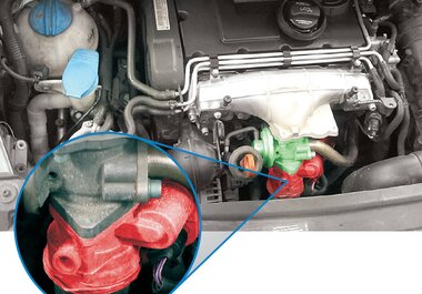 View into the engine compartment of the Touran Emphasised in green: EGR valve; Emphasised in red: regulating throttle
