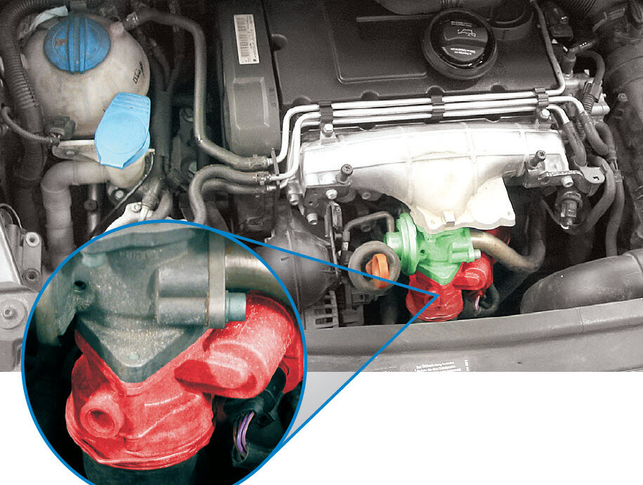 Vista de um compartimento do motor de um VW Touran destaque em verde: Válvula EGR; destaque em vermelho: Válvula reguladora | Pierburg | Motorservice