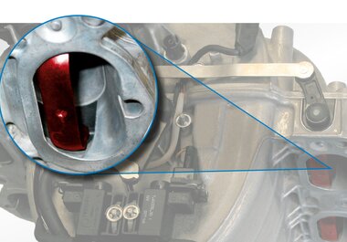 Fig. 4: Válvulas de inversão de fluxo (destacadas a vermelho) no tubo de aspiração Pierburg, p. ex. no Mercedes Classe E 500