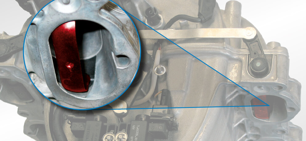 Fig. 4: Válvulas de inversão de fluxo (destacadas a vermelho) no tubo de aspiração Pierburg, p. ex. no Mercedes Classe E 500