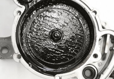Oil sludge in the vacuum pumpof the VW Transporter results in rattlingnoises | Pierburg | Motorservice
