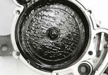 Fig. 3 : Boue d'huile dans la pompe à vide du VW Transporter à l'origine de claquements   
