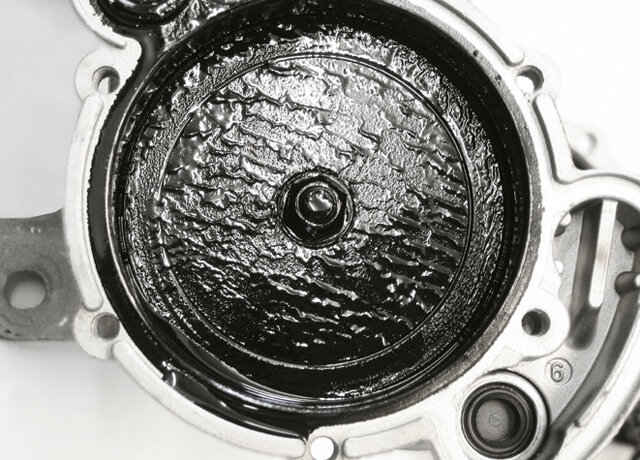 Fig. 3: El lodo de aceite en la bomba de vacío del VW Transporter produce ruidos de tableteo  