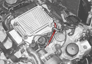 Engine compartment W211 with engine ventilation system line (highlighted) | Pierburg | Motorservice