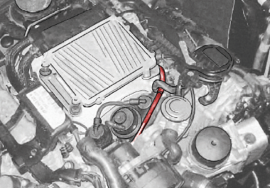 Komora silnika W211 z przewodem układu odpowietrzania (zaznaczonym)