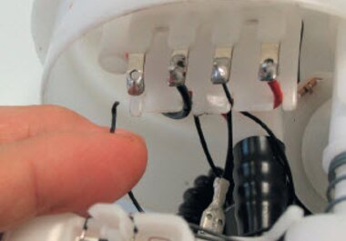Şek. 3: Tipik hasar belirtisi: Depo sensörünün kablosu gevşemiş ve elektrikli kontak tırnakları bükülmüş.