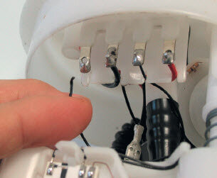 Fig. 3 : dommage typique : le câble de l'indicateur de niveau est débranché et les contacts électriques sont déformés.