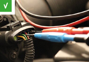 Abb. 3: Messspitzen auf der Rückseite des Steckers Messspitzen auf der Rückseite des Steckers | Pierburg | Motorservice
