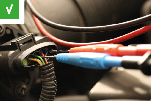 Fig. 3: Measuring tips on the rear of the plug Measuring tips on the rear of the plug | Pierburg | Motorservice