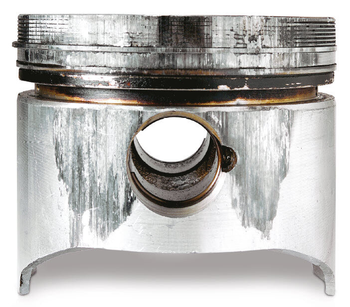 Abb. 1 (zum Vergrößern anklicken) 45° Festfressspuren| Kolbenschmidt | Motorservice