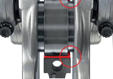 Danos em bronzinas - Desgaste devido a atrito misto - Devido à protusão axial da bronzina de um dos lados ou de ambos os lados formam-se tiras estreitas sem desgaste nas bordas da bronzina | KS | Kolbenschmidt | Motorservice