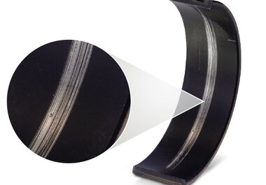 Semicuscinetto di banco inferiore Materiale composito acciaio-alluminio con rivestimento polimerico  Le rigature risultano asportate fin allo strato in lega di alluminio.