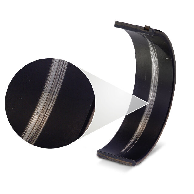 Semicojinete de bancada inferior, material compuesto de acero-aluminio con revestimiento de polímero - Las estrías han profundizado hasta la capade aleación de aluminio. Averías en los cojinetes de fricción debido a la acción de las partículas - Semicojinete de bancada inferior, material compuesto de acero-aluminio con revestimiento de polímero - Las estrías han profundizado hasta la capade aleación de aluminio | KS | Kolbenschmidt | Motorservice