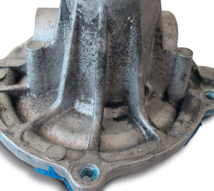 Bearing damage due to belt problems (rubber abrasion, particulate on the housing) (click to enlarge) Bearing damage due to belt problems (rubber abrasion, particulate on the housing) | Kolbenschmidt | Pierburg | Motorservice