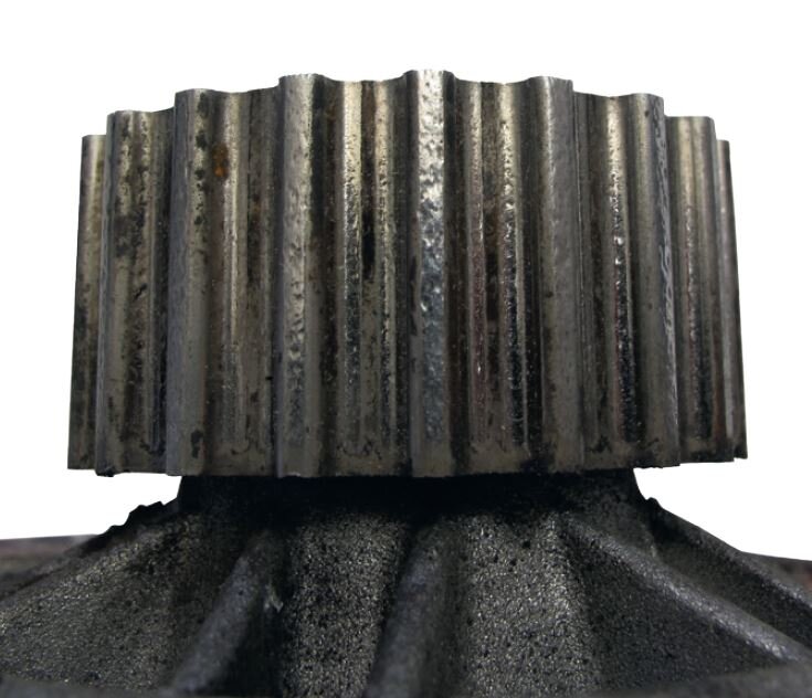 Toothed belt pulley damaged by dirt and wear (bearing damage) (click to enlarge) Toothed belt pulley damaged by dirt and wear (bearing damage) | Kolbenschmidt | Pierburg | Motorservice