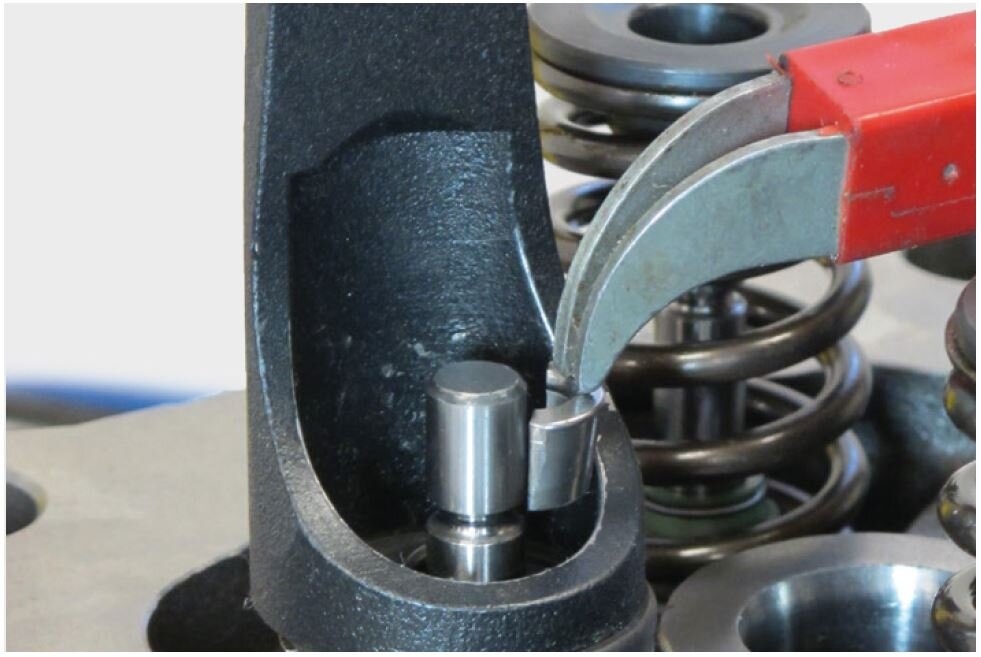 Montage der Ventilfedern | Kolbenschmidt | BF | Motorservice