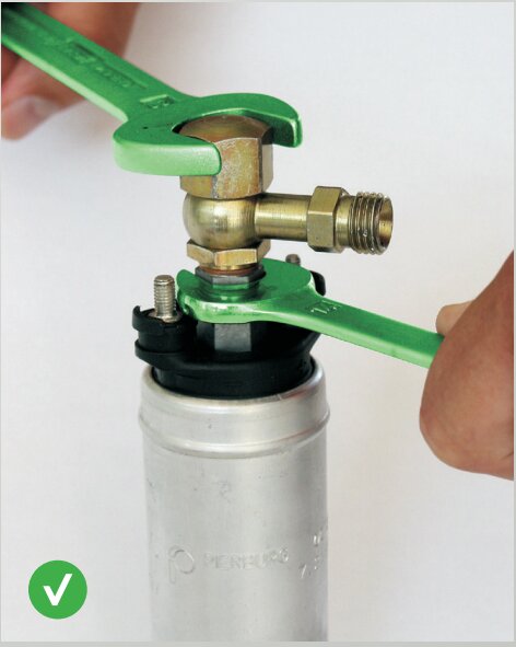Montage correct : il faut contrer le six pans inférieur de la pompe à carburant (cliquer pour agrandir) Montage correct : il faut contrer le six pans inférieur de la pompe à carburant