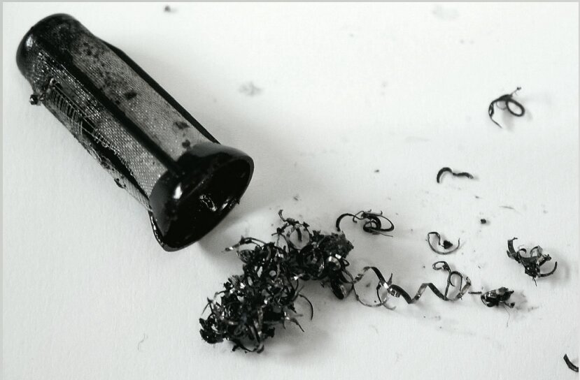 Copeaux métalliques dans le filtre-tamis. Des copeaux métalliques sont tombés dans le réservoir au cours  de travaux sur le système d'alimentation en carburant. Les copeaux  tranchants ont détérioré le filtre-tamis. De cette manière, de la crasse peut pénétrer dans la pompe et bloquer son mécanisme.