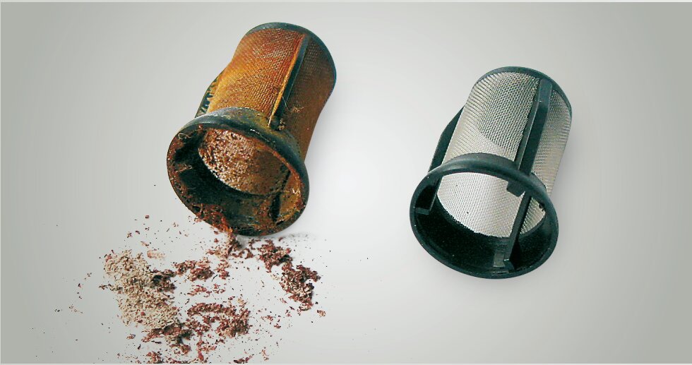 à gauche : filtre-tamis colmaté par la rouille ; à droite : filtre-tamis neuf (cliquer pour agrandir) à gauche : filtre-tamis colmaté par la rouille ; à droite : filtre-tamis neuf