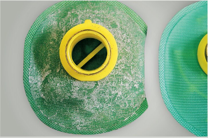 à gauche : Dépôts de calcaire sur le filtre d'une pompe immergée ; à droite : Comparaison avec un filtre neuf (cliquer pour agrandir) à gauche : Dépôts de calcaire sur le filtre d'une pompe immergée ; à droite : Comparaison avec un filtre neuf