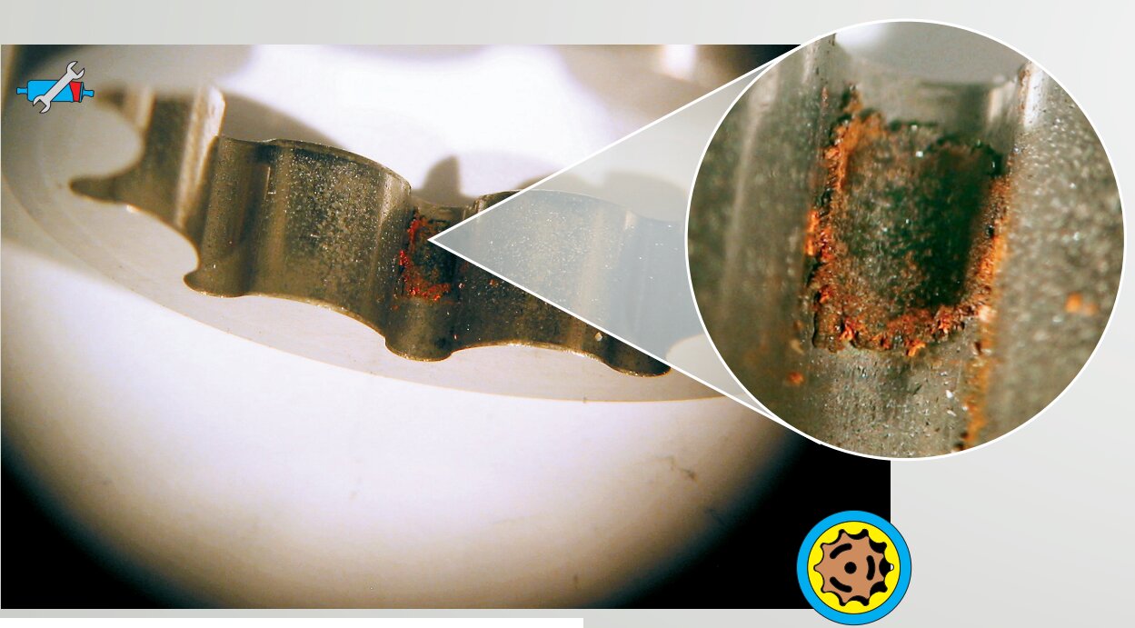 Engrenage trochoïde bloqué par des particules de rouille (agrandissement) (cliquer pour agrandir) Engrenage trochoïde bloqué par des particules de rouille (agrandissement)