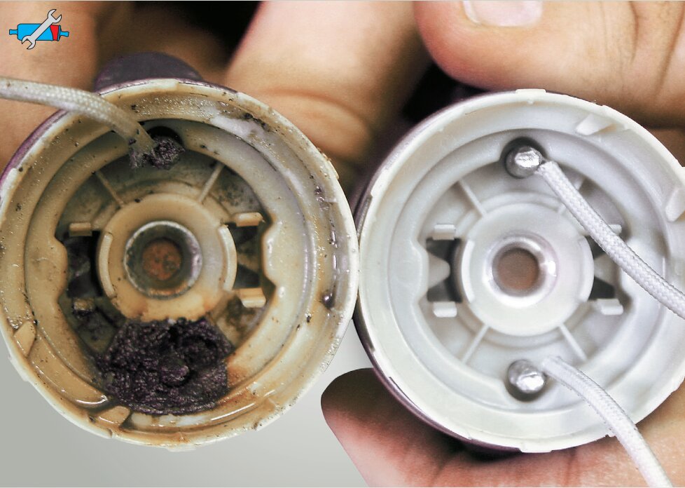 à gauche : contacts électriques corrodés ; à droite : neuf (cliquer pour agrandir) à gauche : contacts électriques corrodés ; à droite : neuf