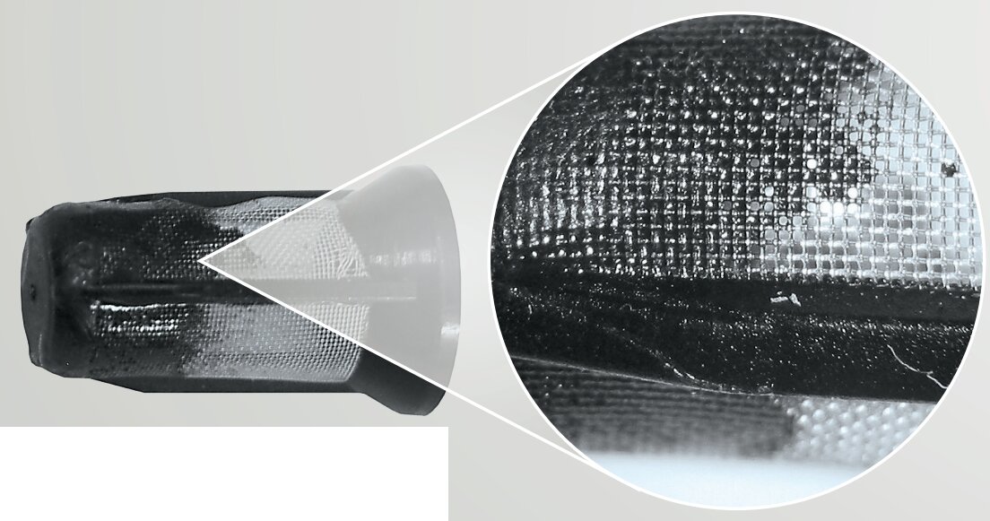 Pâte d'étanchéité dans le filtre-tamis: montrent un cas dans lequel de la pâte d'étanchéité liquide est  tombée dans le réservoir au cours d'une  réparation du système d'alimentation en  carburant. Le filtre-tamis n'a pas pu retenir cette pâte d'étanchéité, elle a traversé et est allée  coller le mécanisme de la pompe.
