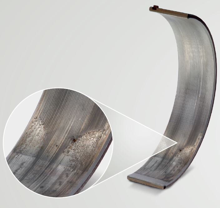 Stangenseitige Pleuellagerschale Stahl-Messing-Verbundwerkstoff mit Sputter-Beschichtung (zum Vergrößern anklicken) Stangenseitige Pleuellagerschale Stahl-Messing-Verbundwerkstoff mit Sputter-Beschichtung