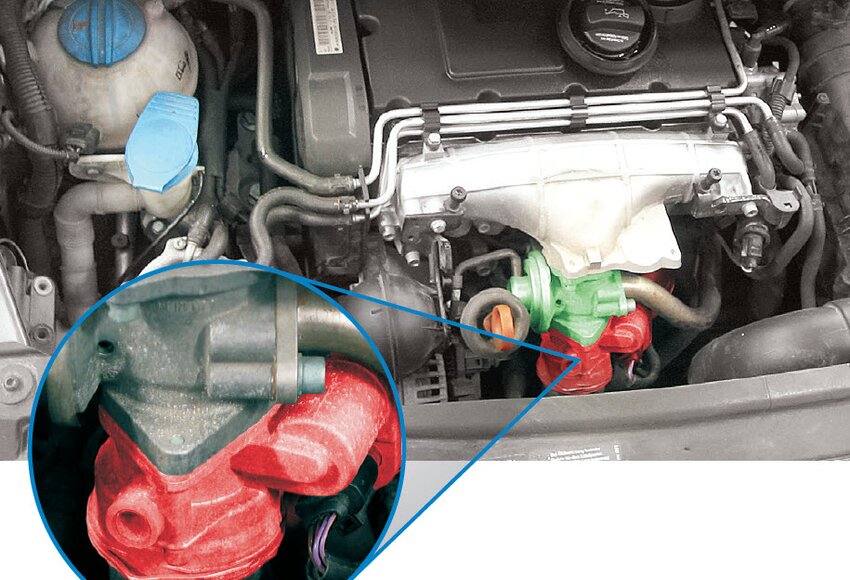Vue du compartiment moteur du Touran signalé en vert : soupape d’AGR; signalé en rouge : papillon des gaz