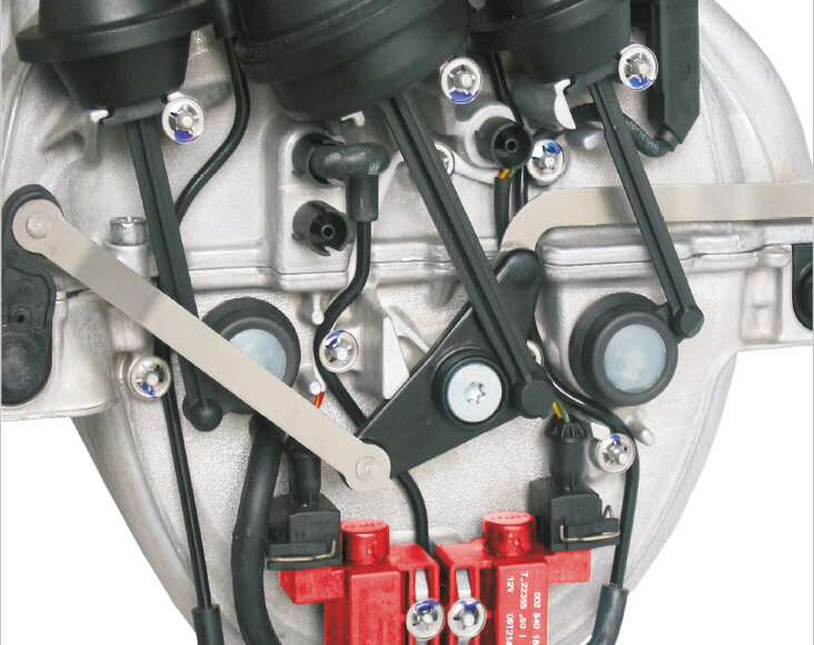tubo di aspirazione con valvole elettropneumatiche (evidenziate in rosso) nella Mercedes-Benz Classe C | Motorservice