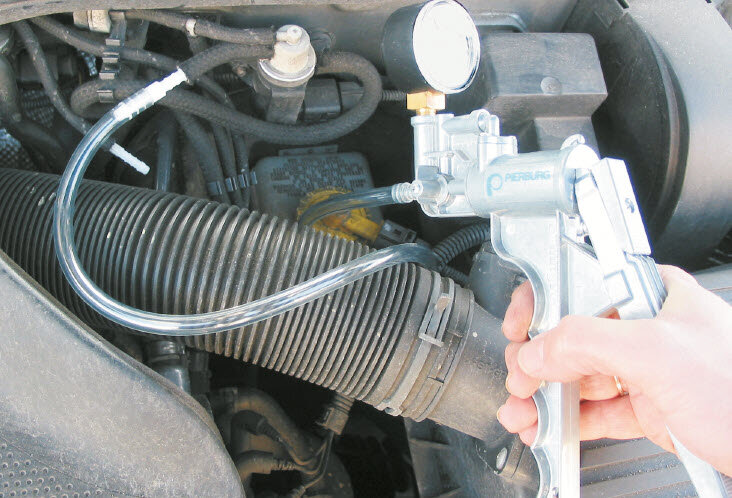 Controllo di un convertitore di pressione con la pompa di depressione manuale (VW Golf IV) (Pierburg Numero articolo 12 00001 11 900) | Pierburg | Motorservice